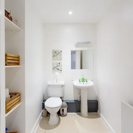 Stylish And Homely 4 Bedroom Home In East London Exterior photo