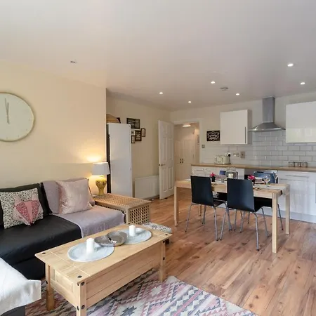 Stylish And Homely 4 Bedroom Home In East London Exterior photo
