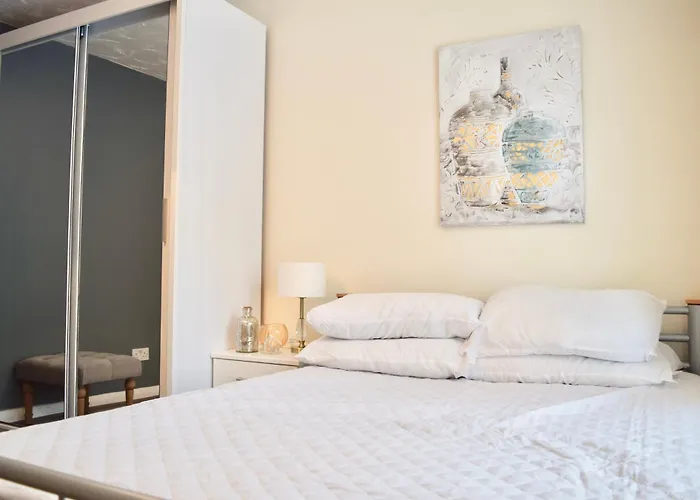 Stylish And Homely 4 Bedroom Home In East London